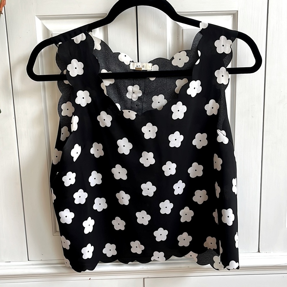 Flower scalloped cropped top with detailed buttons on the back
